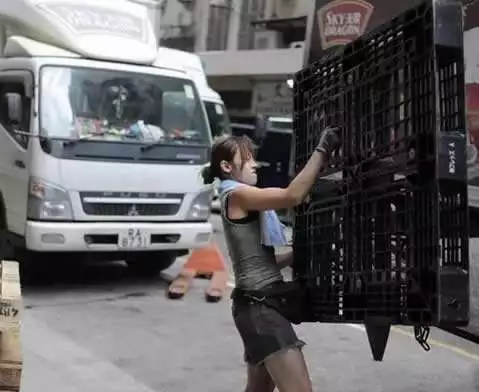 香港一搬运工姑娘突然火了!网友:这才是真正的活得漂亮