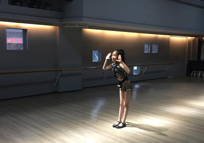 楼思诺在舞蹈室里为记者表演加入韩国女团时跳的明星舞. 杨书源 摄