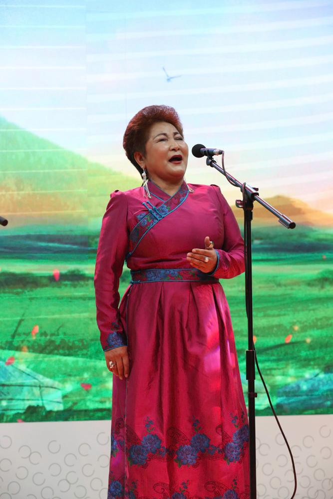 "来自内蒙古阿拉善盟的阿拉坦其其格是蒙古族长调民歌国家级传承人,她