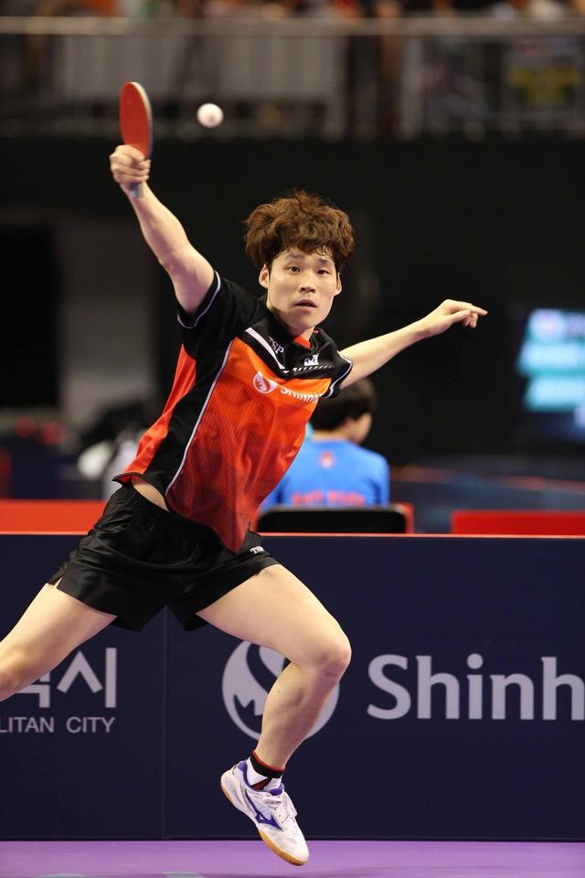张宇镇4比0战胜梁靖昆,夺得男单冠军.