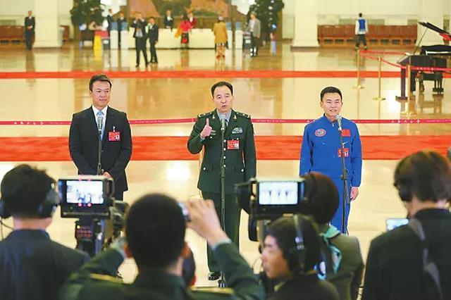 航天员景海鹏军报刊文披露出舱惊魂有那么一瞬间我以为自己真的回不来
