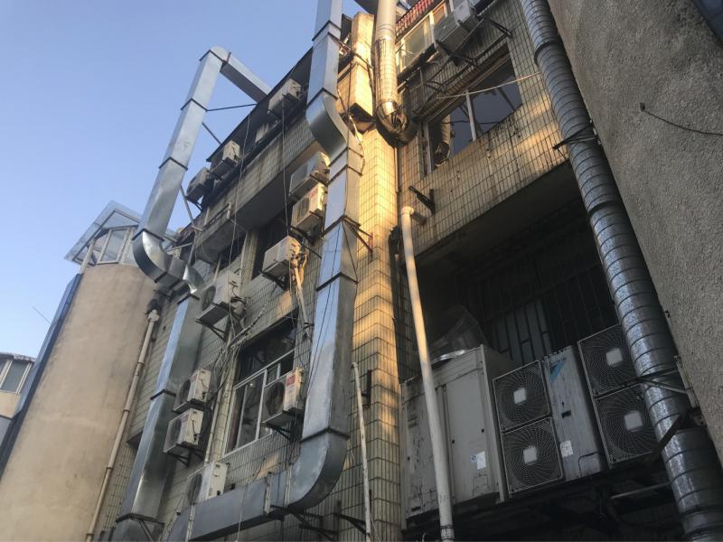 18根油烟管道爬上楼餐饮后厨门口油垢满地对面金汇花园的居民崩溃了