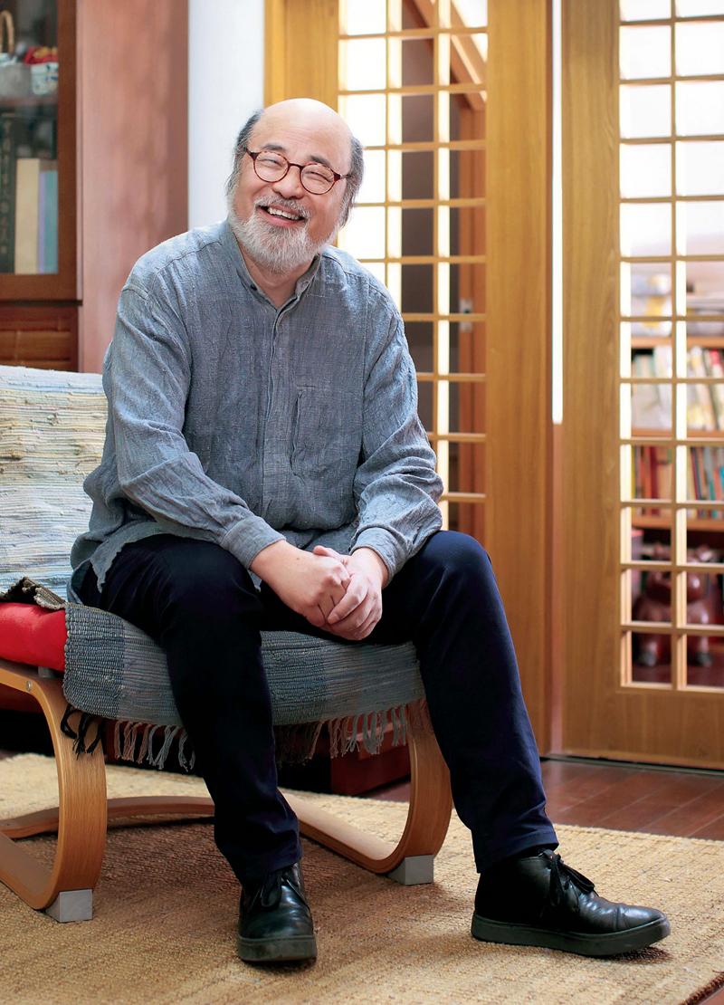 他为何能屡获中国最美的书大奖来看吕敬人书籍设计40年