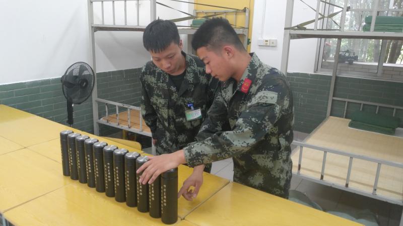教新战士整理内务  摄影   宋黎阳