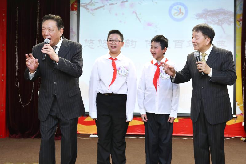 现学现用,毛猛达,沈荣海教得欢孩子们学得像.