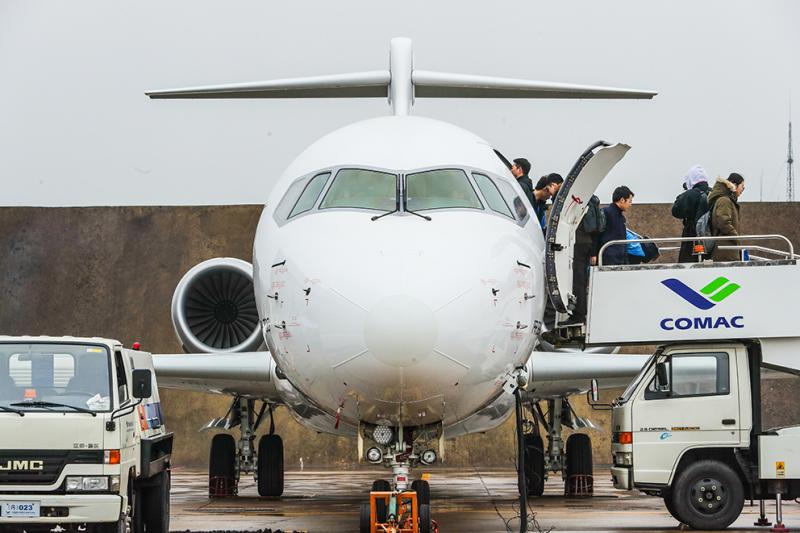 中国商飞向天骄航空交付首架国产arj21飞机