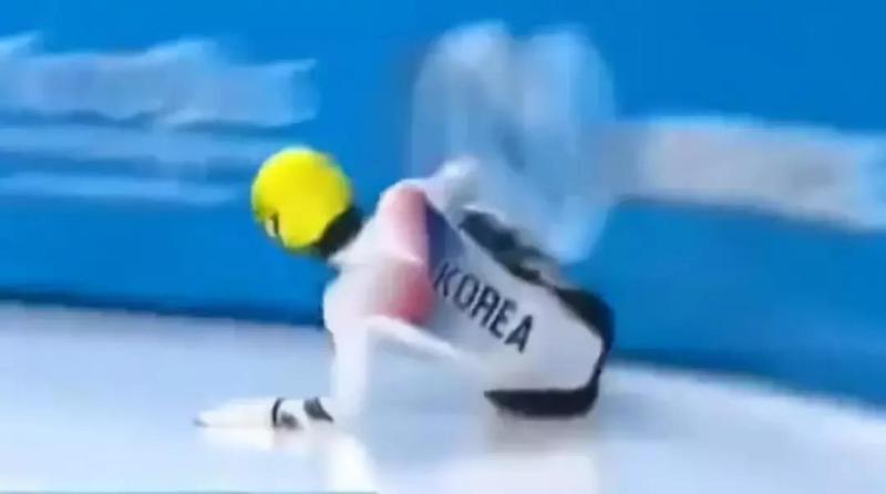 又内讧!短道速滑韩国选手争抢双双摔出赛道,中国选手夺冠