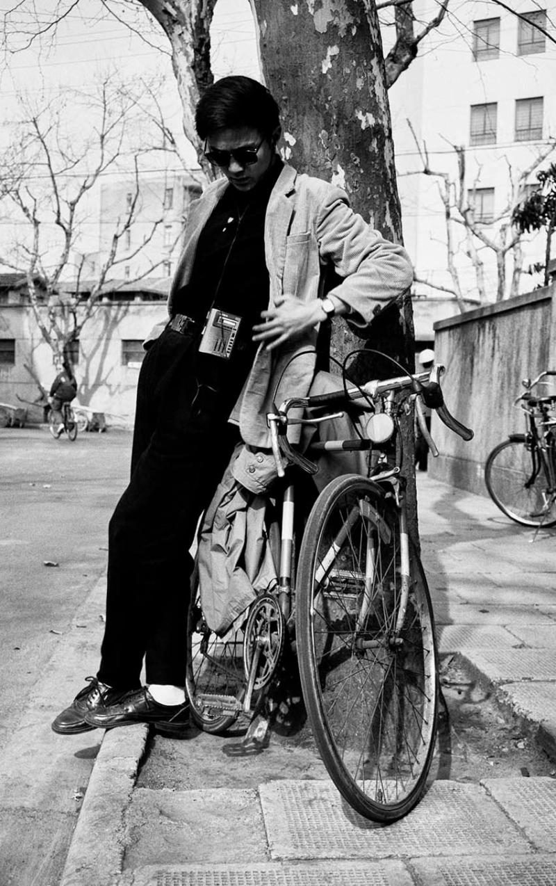 1992年康平路上,一位年轻人腰别磁带随身听,这是90年代初上海"潮人"的