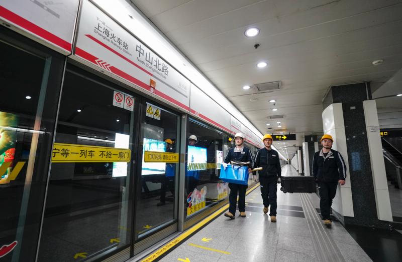 凌晨一点,地铁一号线中山北路站内空空荡荡.