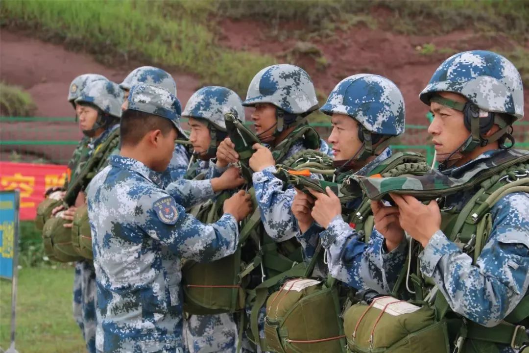 准备着陆这场空降兵的毕业典礼太燃了