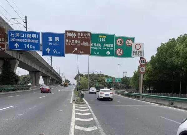 网友称该匝道"禁摩标志"也被涂料覆盖