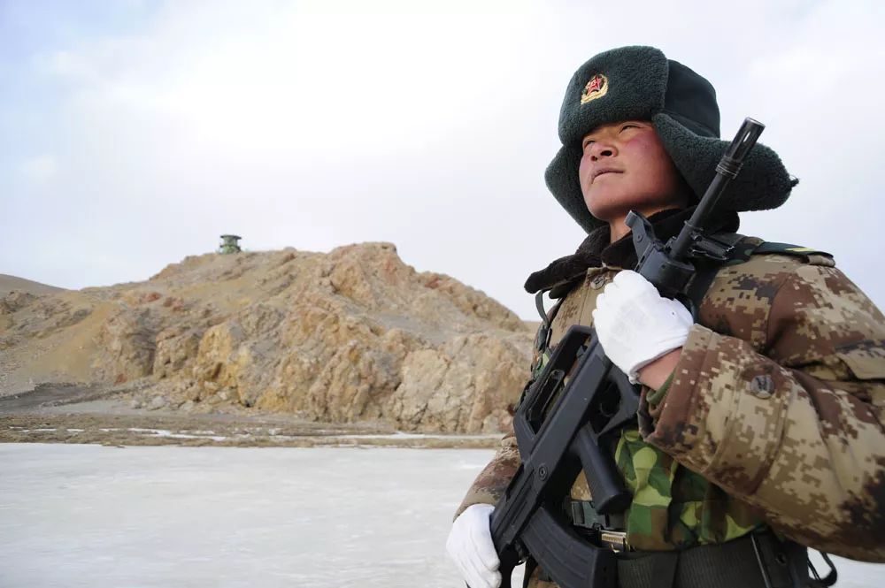 常年驻守雪域高原的老兵,脸上留下的"极地黑".王乾摄
