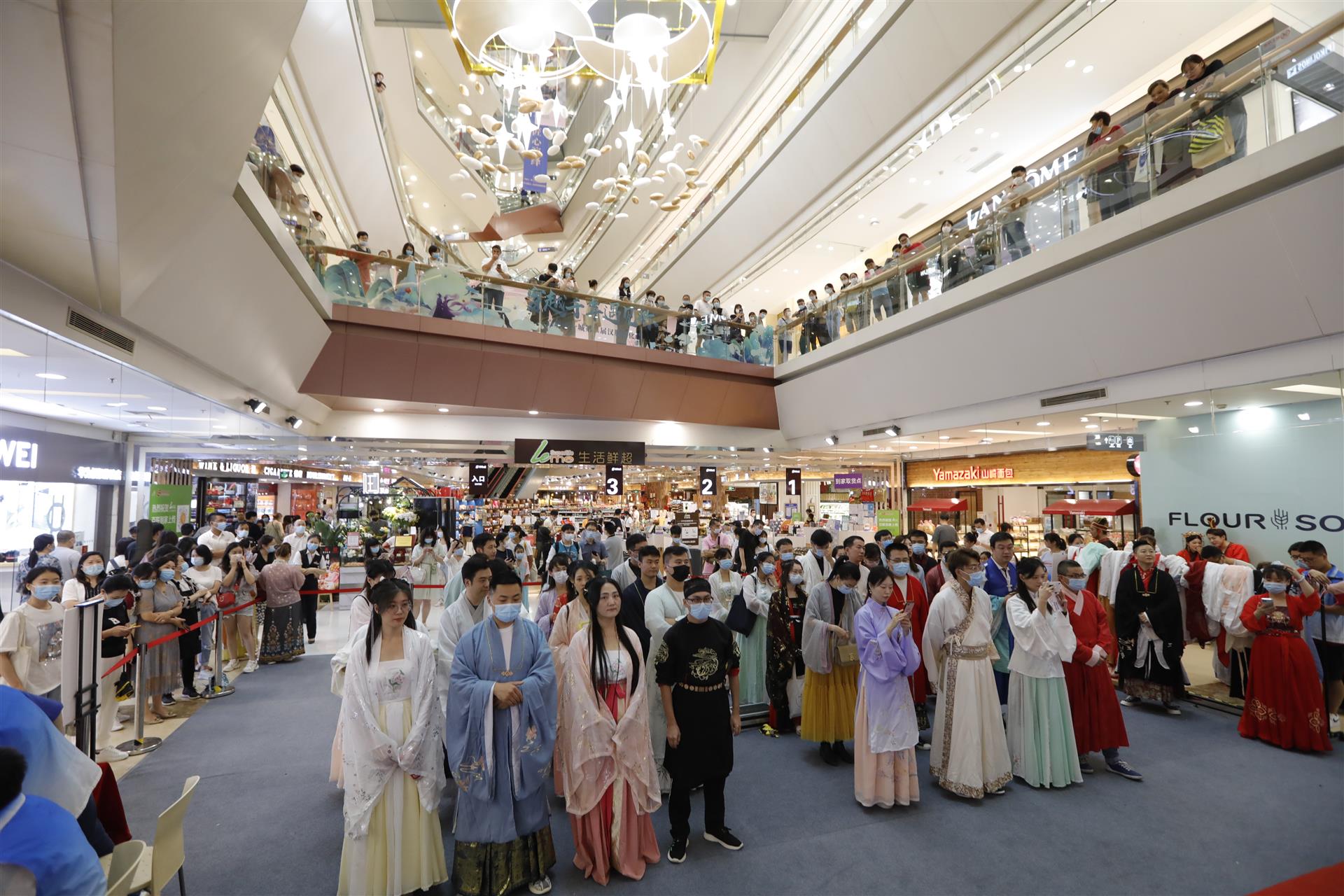 上海五角场彩蛋上演七夕古风游园会小姐姐小哥哥身穿汉服打卡