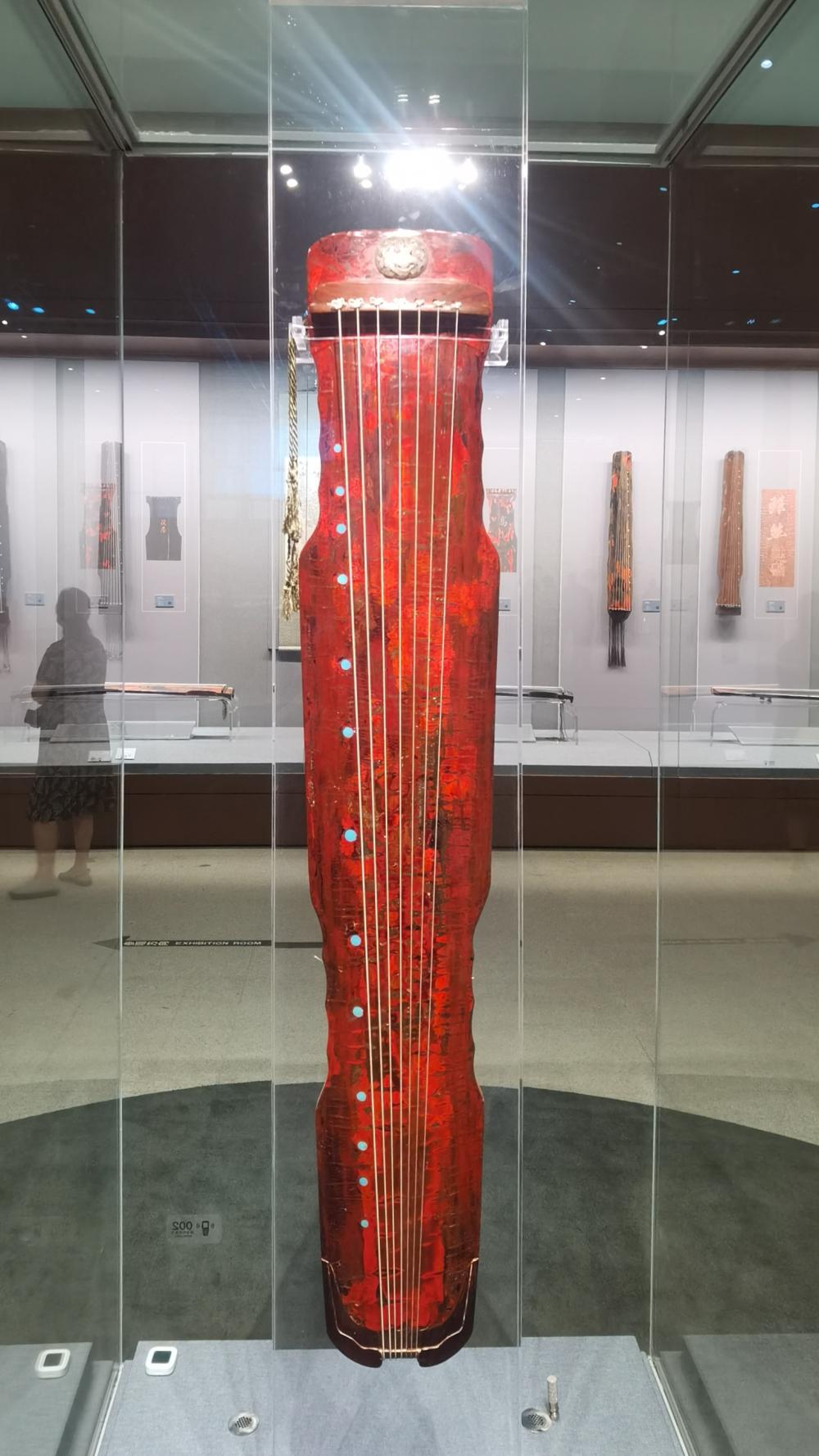 从"器""谱"和"人"三个角度展现了我国古琴艺术的深厚底蕴.