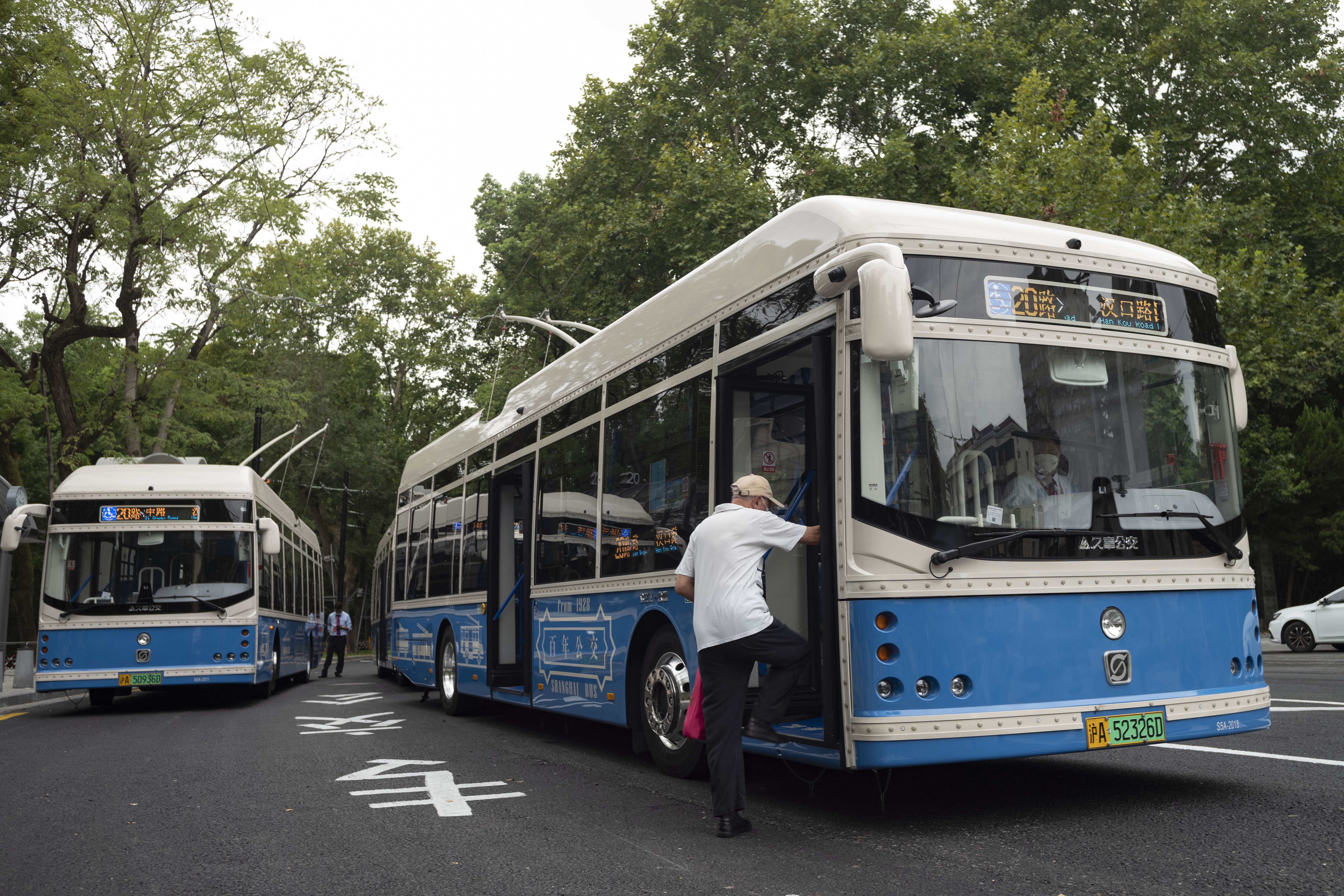 中山公园万航渡路终点站改造一新,20路复古风公交车投入运营_上观新闻