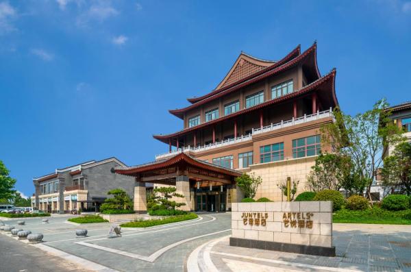 手握三张“王牌”，宝龙30载稳健发展之路