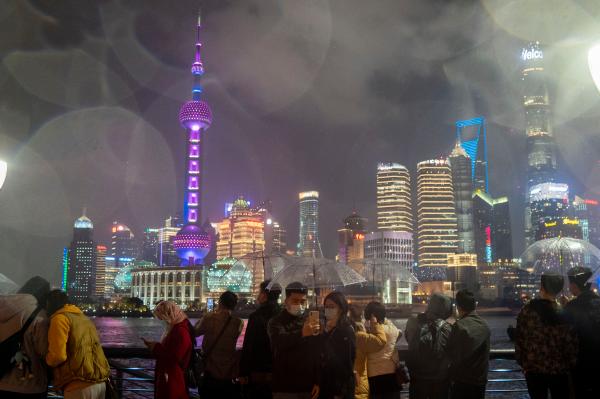 拼了 就算下着雨 今夜 小姐姐 也要和粉红色的陆家嘴合个影