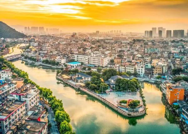 到十字街走一圈，何以竟像与灵魂深处的基因约会