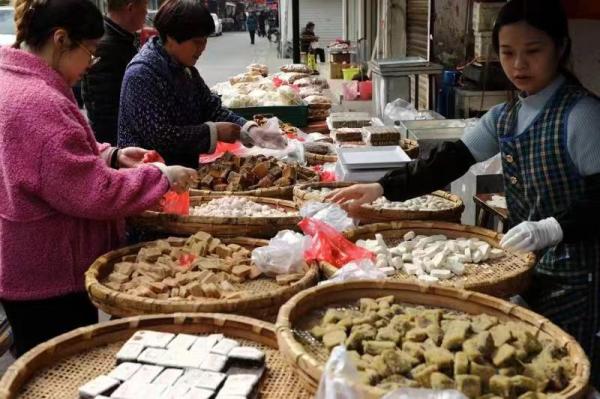 到十字街走一圈，何以竟像与灵魂深处的基因约会