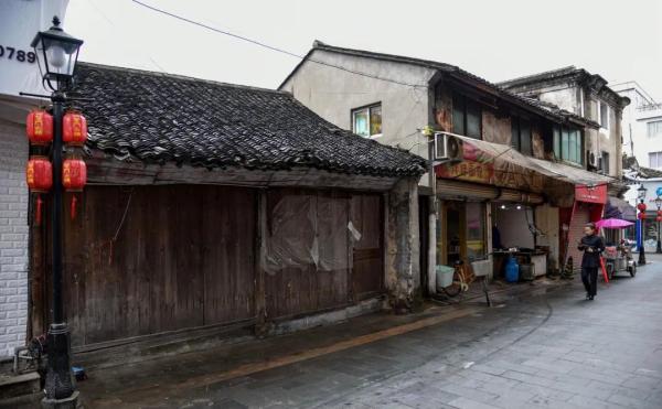 到十字街走一圈，何以竟像与灵魂深处的基因约会