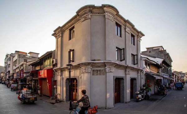 到十字街走一圈，何以竟像与灵魂深处的基因约会