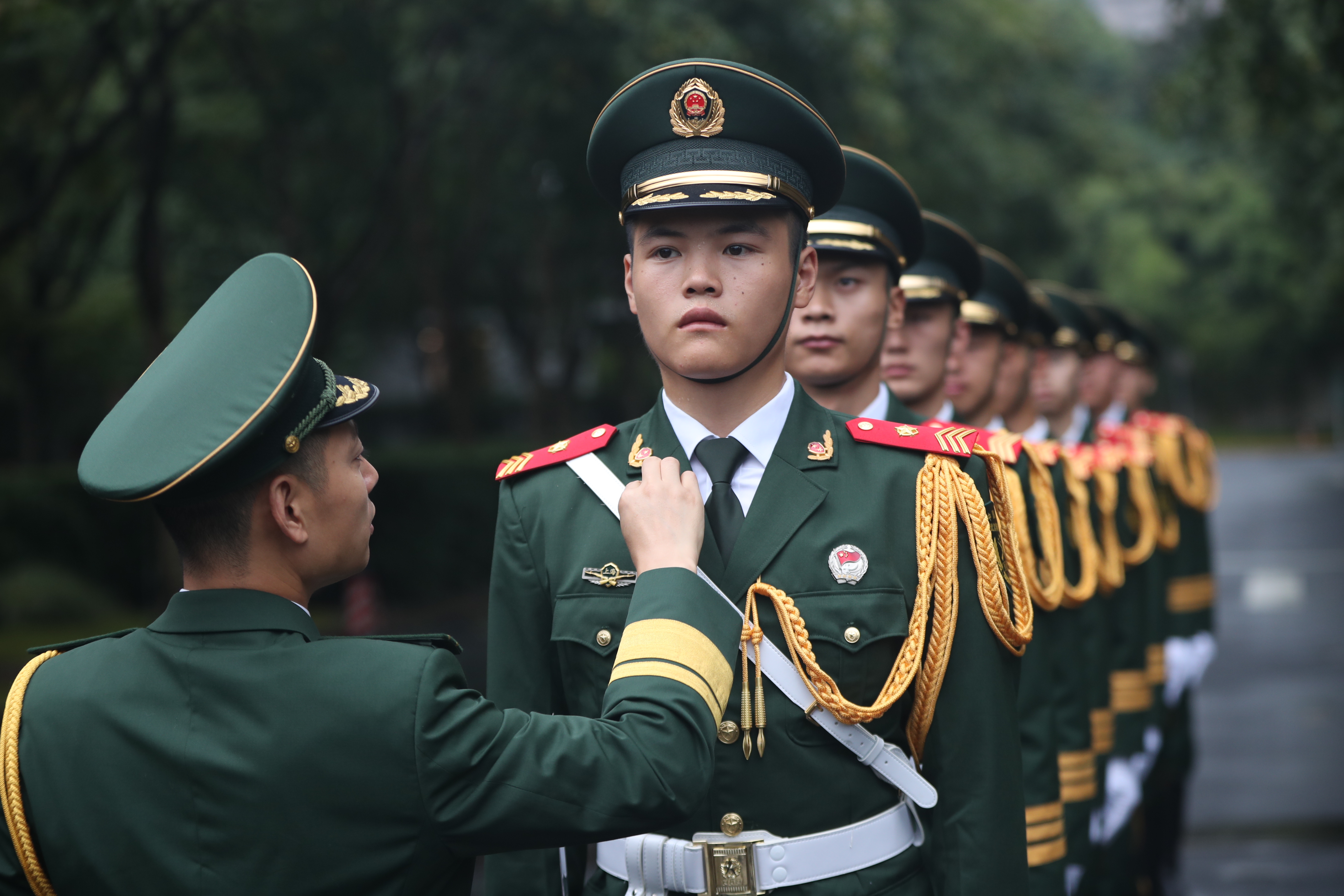 9月30日夜, 国旗班战士还在练习.