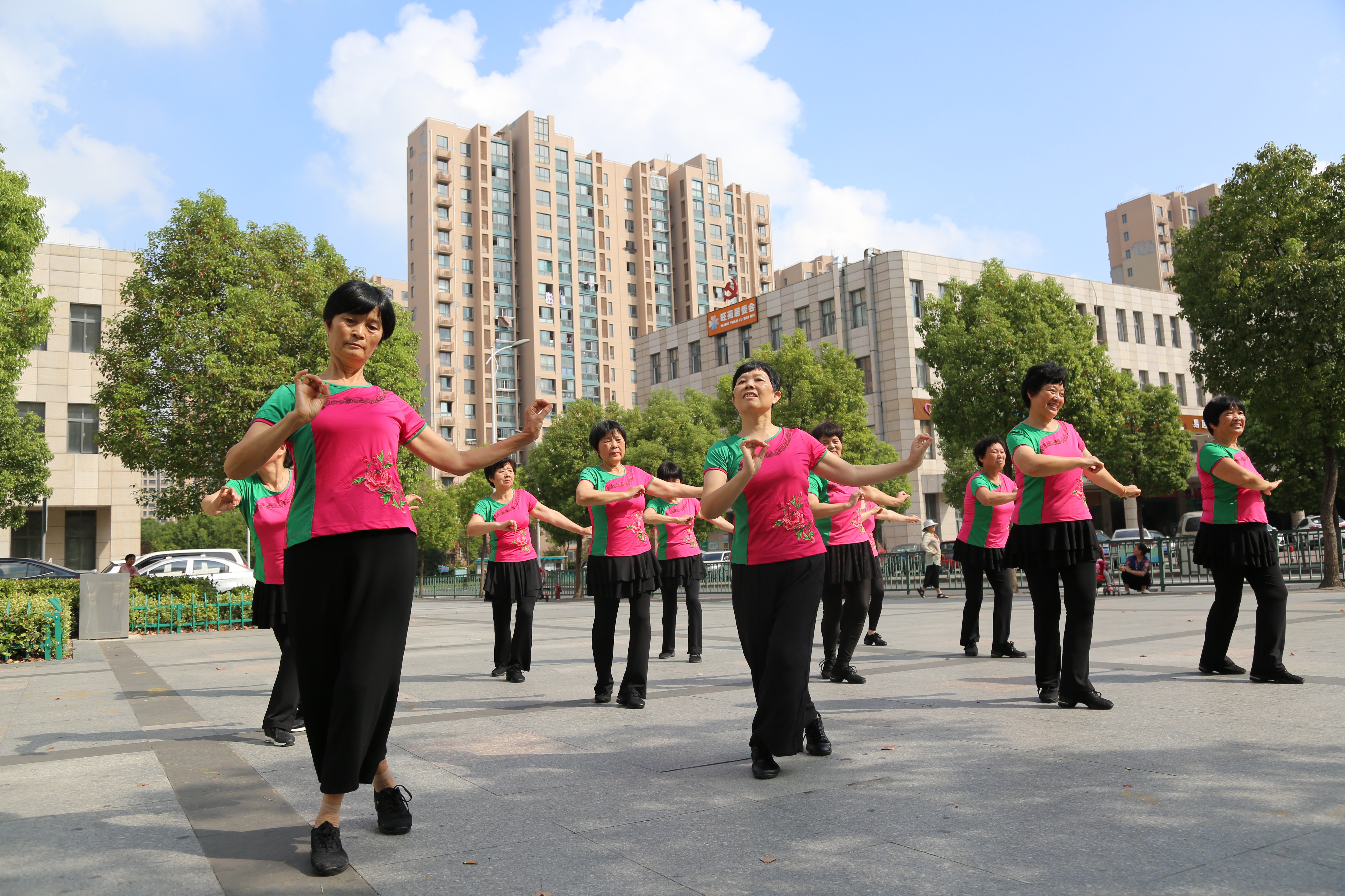 中国大妈跳广场舞图片