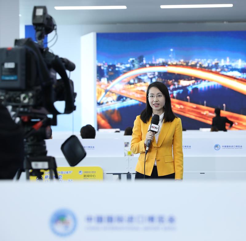 "央视新闻中心出镜记者黄惠馨,每次直播连线前,都事先"进入状态",让