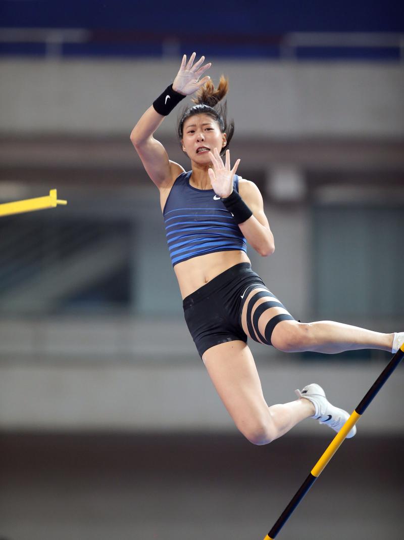 在女子撑杆跳比赛中,中国选手李玲止步4米77高度,获得亚军.