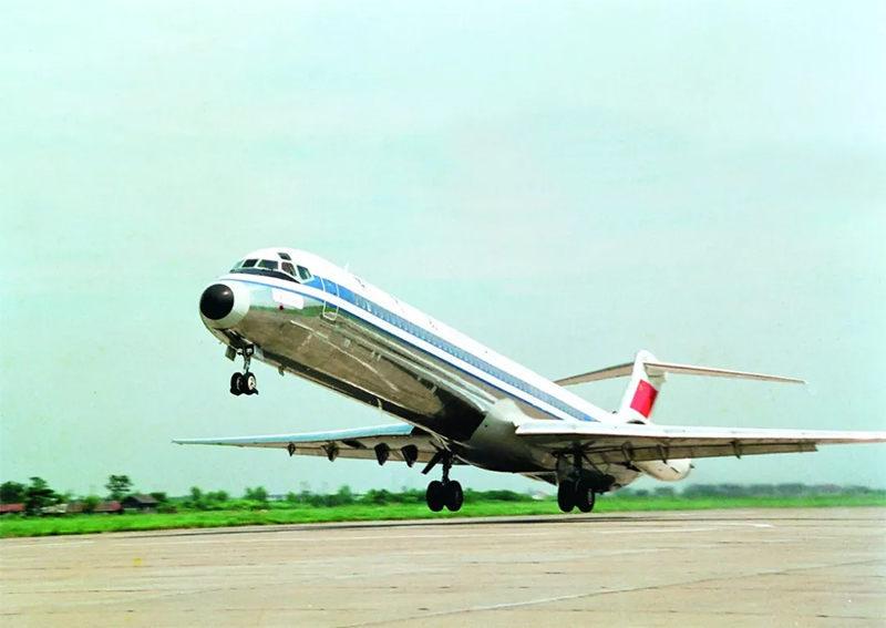 今天7月2日32年前中美合作结晶的第一架md82飞机在上海翱翔蓝天