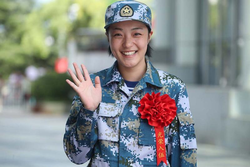 十名女大学生新兵亮相,上海欢送新兵入伍