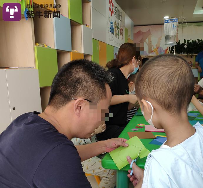 家长在陪孩子上课