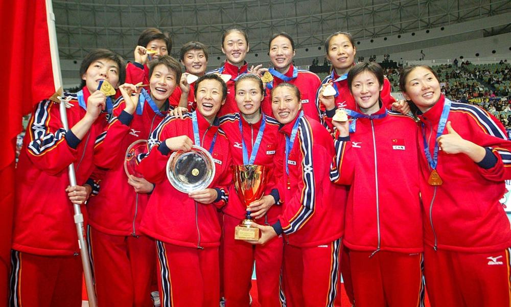 图说:这是2003年11月15日,中国女排队员在第九届女排世界杯颁奖仪式上