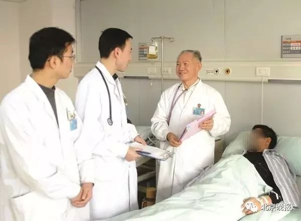 87岁老院长笑着结束最后一次门诊,"医生我还没干够……"