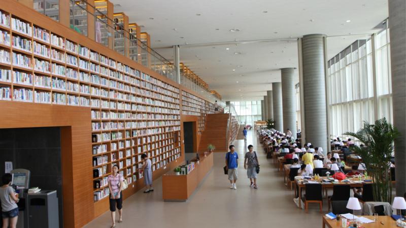 浦東圖書館閱覽室佈局很像超大型書店