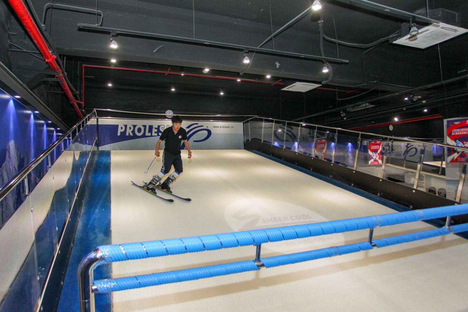 翔立方内的室内模拟滑雪