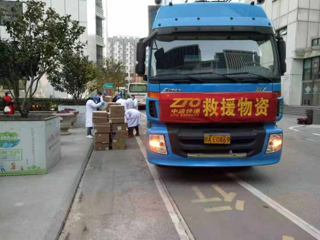 9省救援物资直达武汉协和医院司机连水都不敢多喝