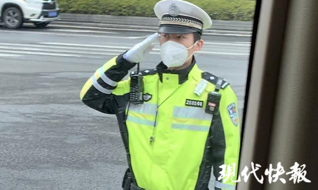 第七批江苏援湖北医疗队出征南京交警沿途敬礼致敬逆行英雄