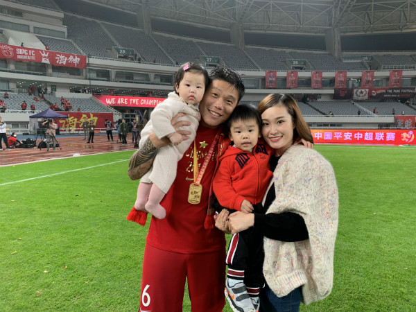 为一线战疫的球迷送防疫物资妻子善举让蔡慧康感动上港将士还做了这些