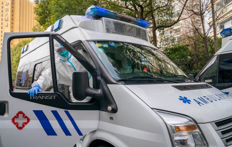 视频负压救护车蓝灯闪烁这支身穿两层防护服的冲锋队为上海转运确诊