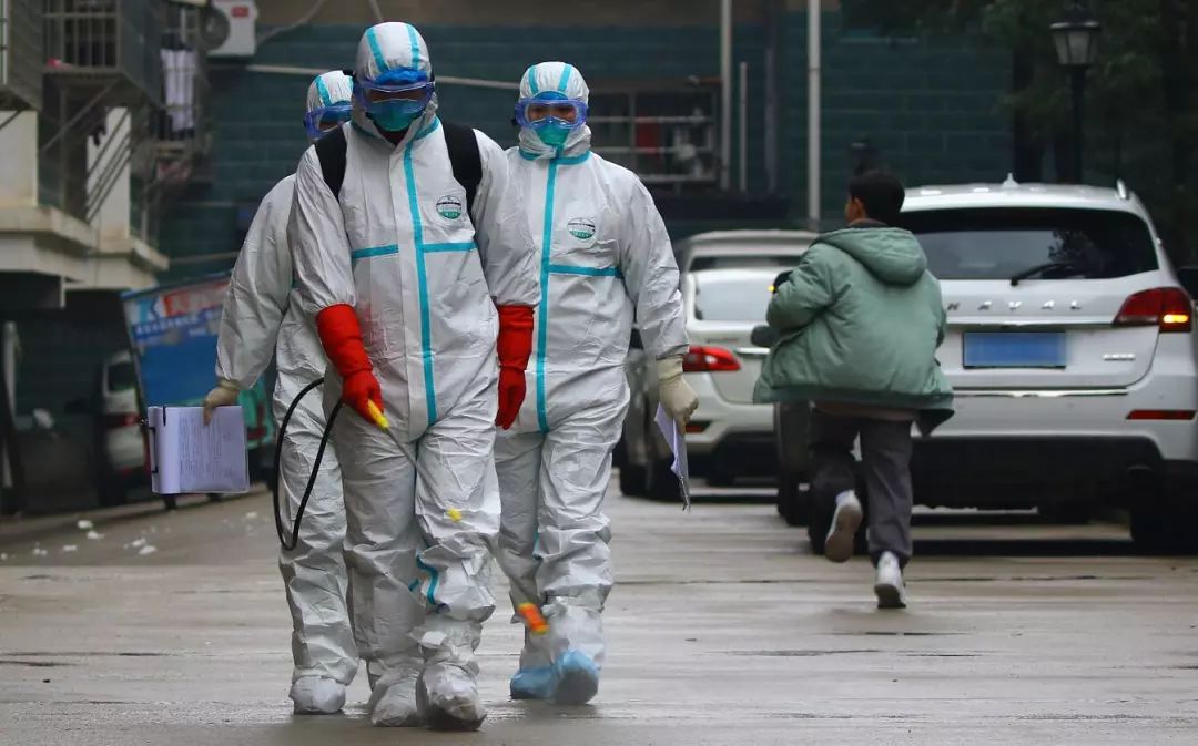 喷洒消毒:2020年1月25日,江西省瑞昌市疾控中心工作人员在居民小区