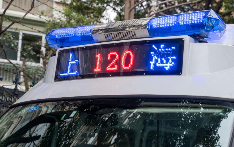 视频负压救护车蓝灯闪烁这支身穿两层防护服的冲锋队为上海转运确诊