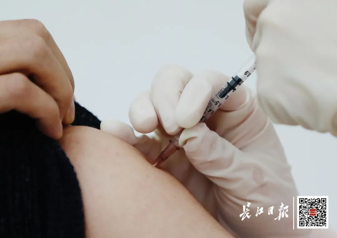 他们勇敢伸出手臂,参与新冠疫苗一期临床试验