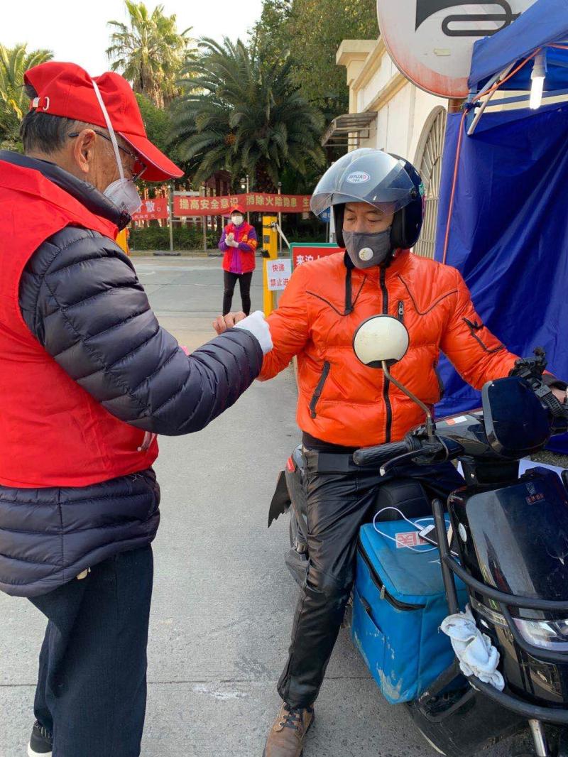 他提到的让他自豪的孙子是仁济医院急诊icu护士王利彬,25岁的他作为