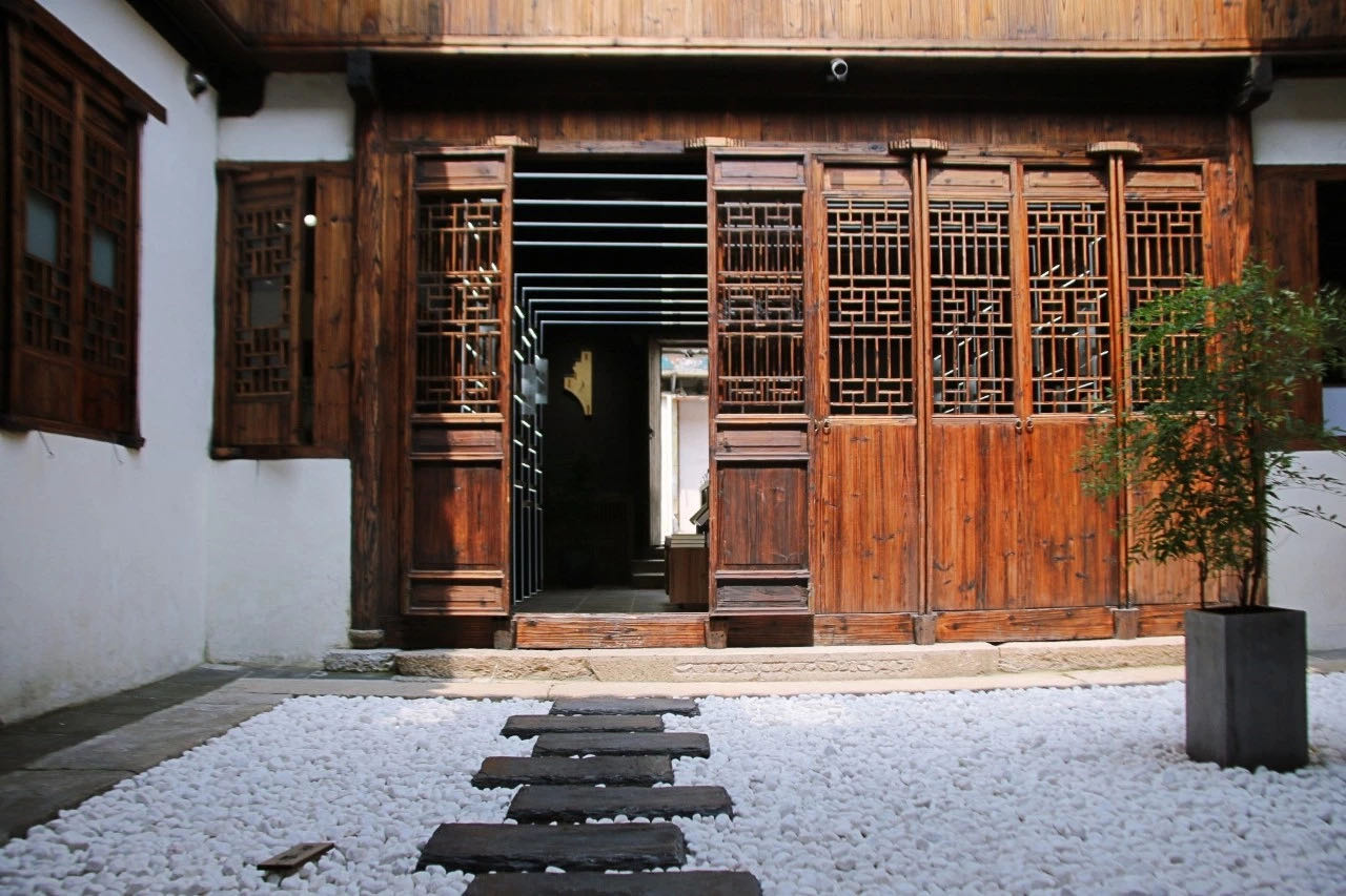 白墙青瓦,木门虚掩,这里便是"南村映雪".