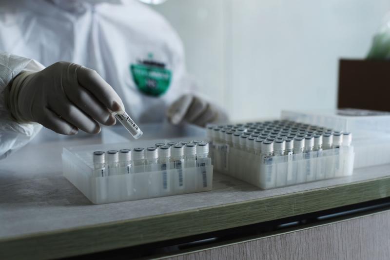 "核酸检测"是个啥?记者去每天检测2000个样本的第三方机构看了看