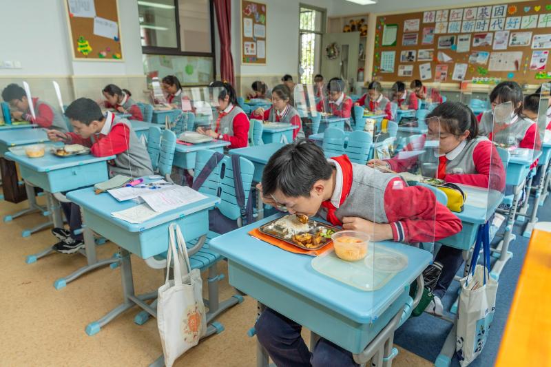 今天学校一共准备了200多份学生套餐.