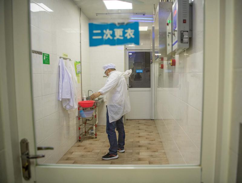 进入食堂工作区域要进行二次消毒,更衣.