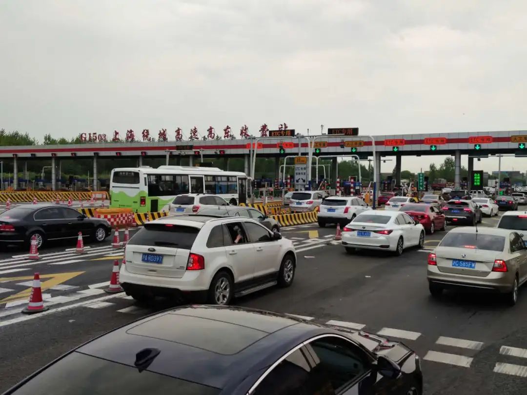 同时,受上述快速路,高速拥堵影响,地面道路申江路,东靖路,巨峰路,上川