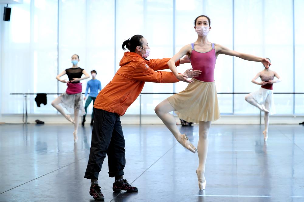 任正非点赞"口罩芭蕾"后,奚美娟,辛丽丽,曹可凡等来到了华为5g展厅